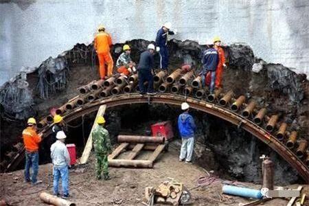 新华隧道钢花管支护案例